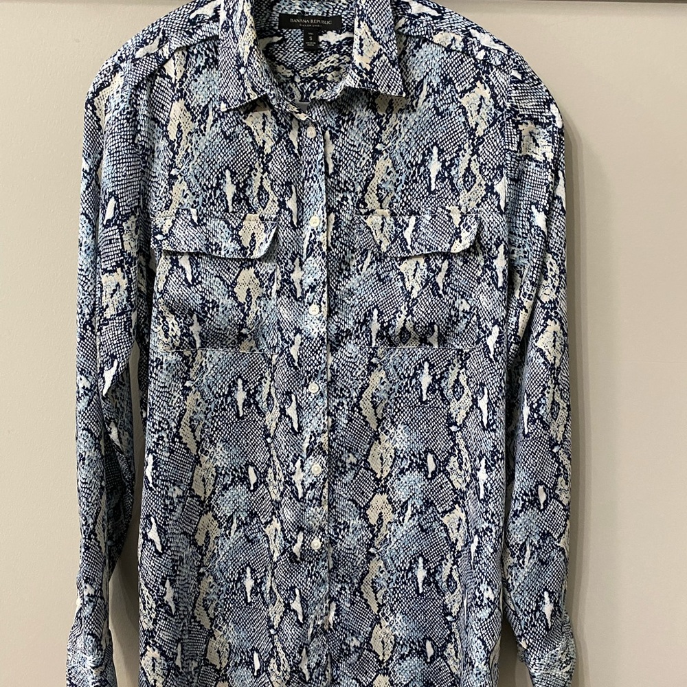 Banana Republic blouse blue snake print. Size Small Tall - Picture 14 of 16